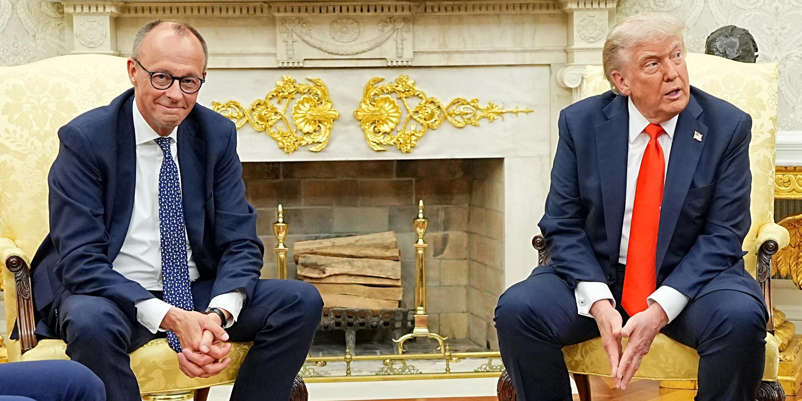 05.06.2025, USA, Washington: US-Präsident Donald Trump (r) empfängt Bundeskanzler Friedrich Merz (CDU) im Oval Office im Weißen Haus.
