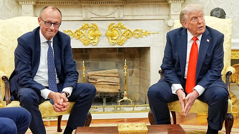 05.06.2025, USA, Washington: US-Präsident Donald Trump (r) empfängt Bundeskanzler Friedrich Merz (CDU) im Oval Office im Weißen Haus.