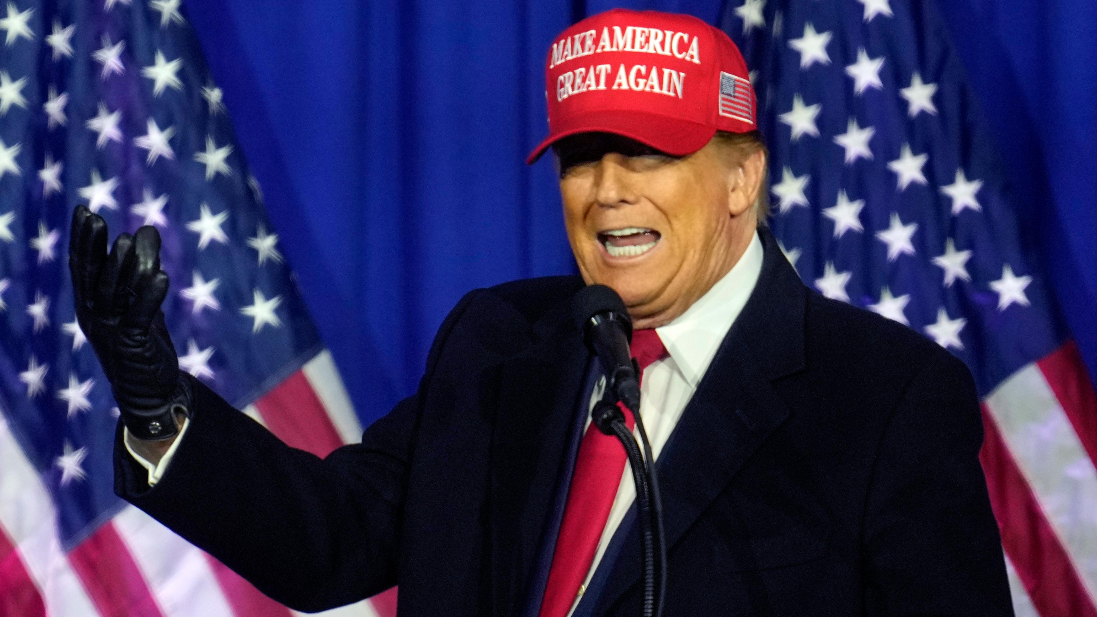 Donald Trump spricht bei einer Wahlkampfveranstaltung in Waterford Township, Michigan