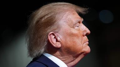 Donald Trump trifft am 29. Oktober 2026 zu einer Wahlkampfveranstaltung in Rock Hill, South Carolina, ein, um republikanische Kandidaten vor den Midterms zu unterstützen.