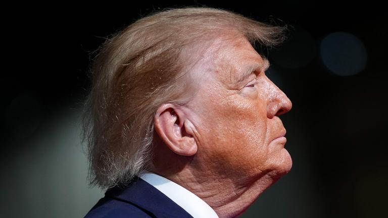 Donald Trump trifft am 29. Oktober 2026 zu einer Wahlkampfveranstaltung in Rock Hill, South Carolina, ein, um republikanische Kandidaten vor den Midterms zu unterstützen.