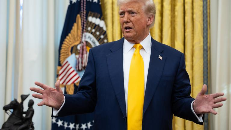 Präsident Donald Trump spricht mit Reportern im Oval Office im Weißen Haus 