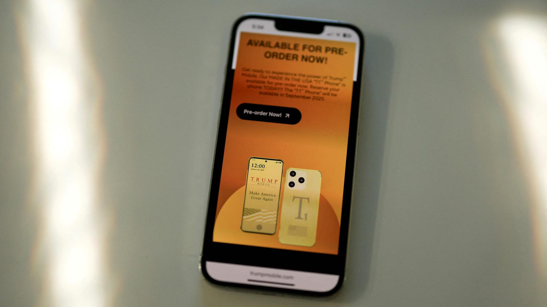 Ein iPhone am 16. Juni 2025 in Miami, Florida, die Website des Mobilfunkdienstes der Trump Organization und ein Smartphone mit der Marke Trump.