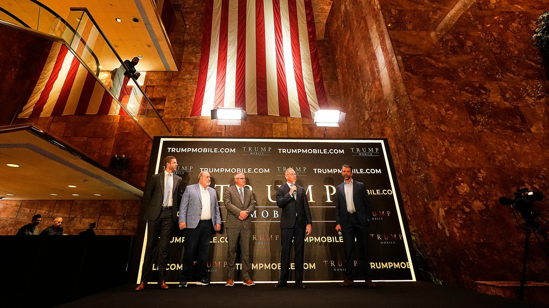 Eric Trump, Don Hendrickson, Eric Thomas, Patrick O'Brien und Donald Trump Jr. (von links nach rechts) nehmen an der Ankündigung von Trump Mobile im New Yorker Trump Tower teil, Montag, 16. Juni 2025.