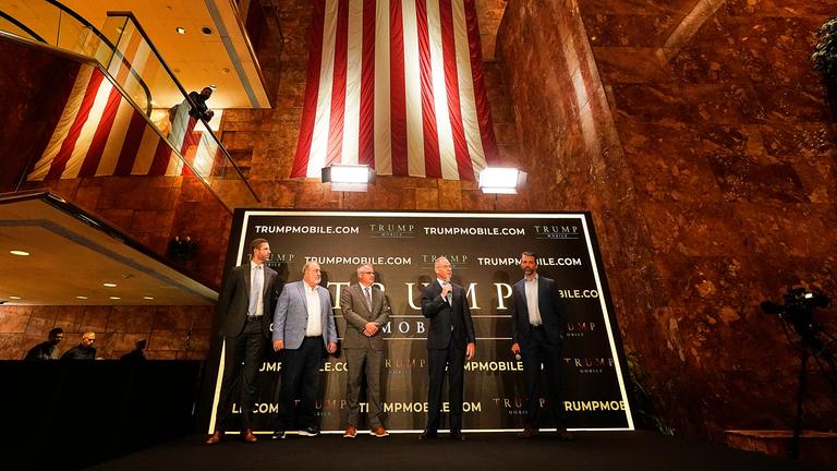 Eric Trump, Don Hendrickson, Eric Thomas, Patrick O'Brien und Donald Trump Jr. (von links nach rechts) nehmen an der Ankündigung von Trump Mobile im New Yorker Trump Tower teil, Montag, 16. Juni 2025.