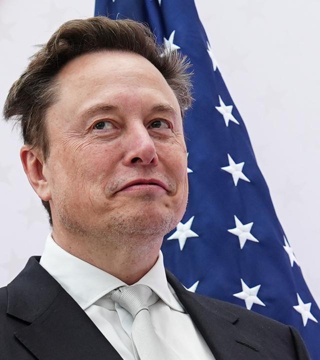 US-Präsident Donald Trump (r) überreicht Elon Musk im US Institute of Peace die National Medal of Science. (Archiv)
