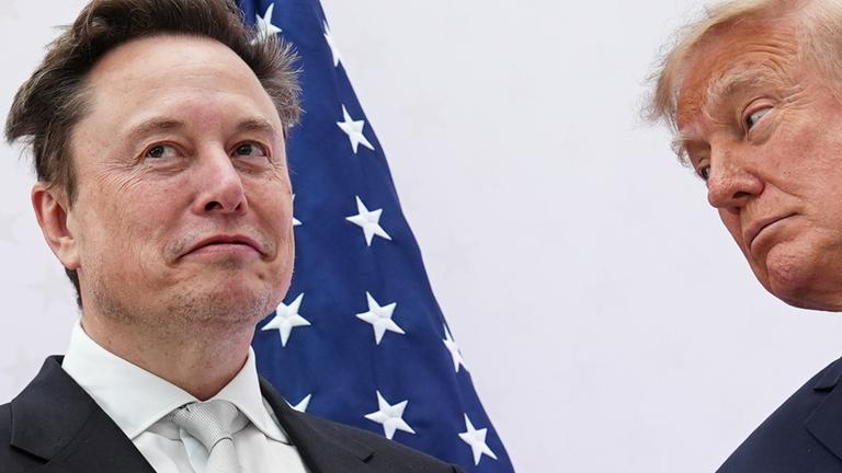 US-Präsident Donald Trump (r) überreicht Elon Musk im US Institute of Peace die National Medal of Science. (Archiv)