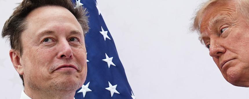 US-Präsident Donald Trump (r) überreicht Elon Musk im US Institute of Peace die National Medal of Science. (Archiv)