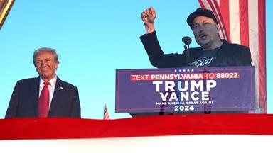 Bei einer Wahlkampfveranstaltung von Donald Trump in Pennsylvania stehen Donald Trump und Elon Musk auf einer Bühne.