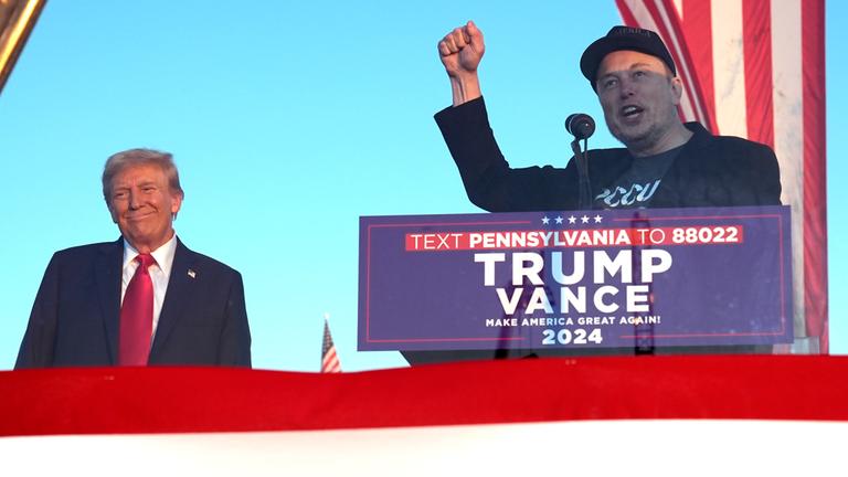Bei einer Wahlkampfveranstaltung von Donald Trump in Pennsylvania stehen Donald Trump und Elon Musk auf einer Bühne.