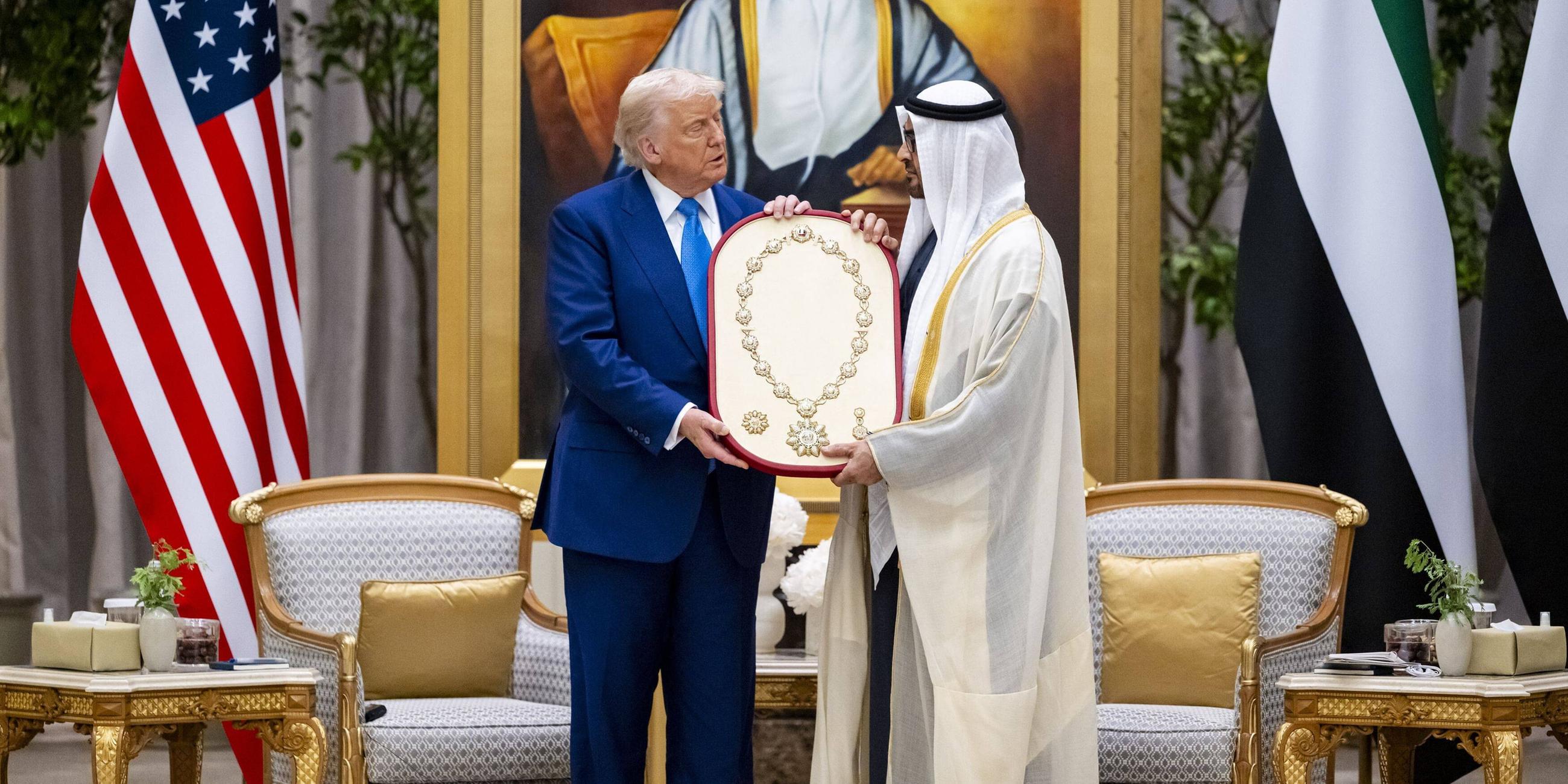 Der Präsident der VAE, Mohammed bin Zayed Al Nahyan, empfängt US-Präsident Donald Trump am 15. Mai 2025 in Abu Dhabi.