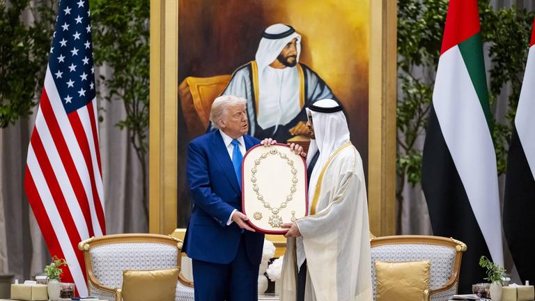 Der Präsident der VAE, Mohammed bin Zayed Al Nahyan, empfängt US-Präsident Donald Trump am 15. Mai 2025 in Abu Dhabi.