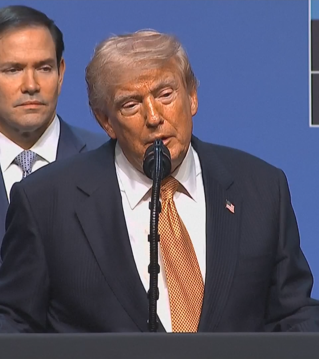 US-Präsident Trump gibt seine PK am zweiten Tag des Nato-Gifpels