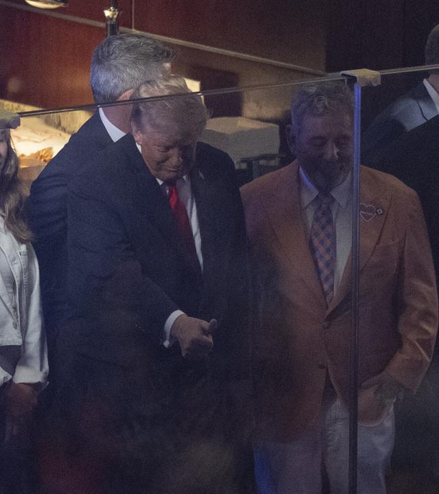 US-Präsident Donald Trump und seine Enkelin Kai Madison Trump besuchen das NBA-Finale.