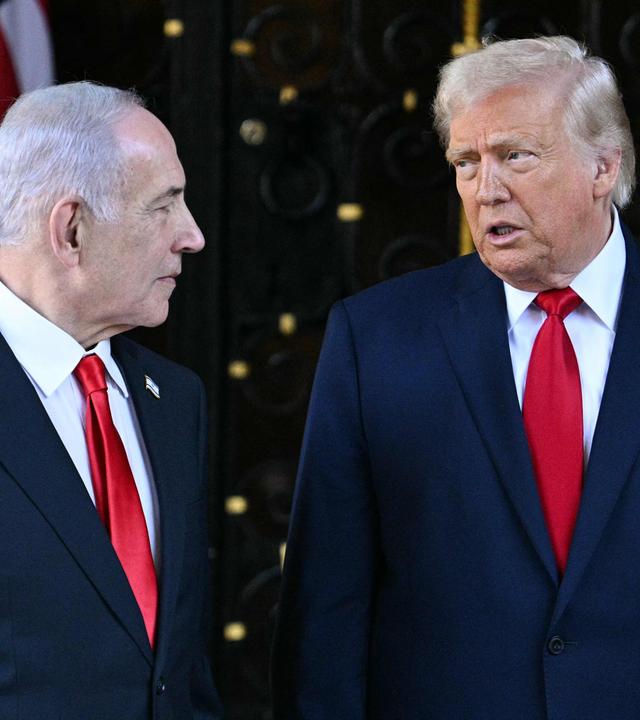 US-Präsident Donald Trump (r.) begrüßt den israelischen Ministerpräsidenten Benjamin Netanjahu (l.) bei dessen Ankunft in Trumps Anwesen Mar-a-Lago in Palm Beach, Florida. (Archiv)