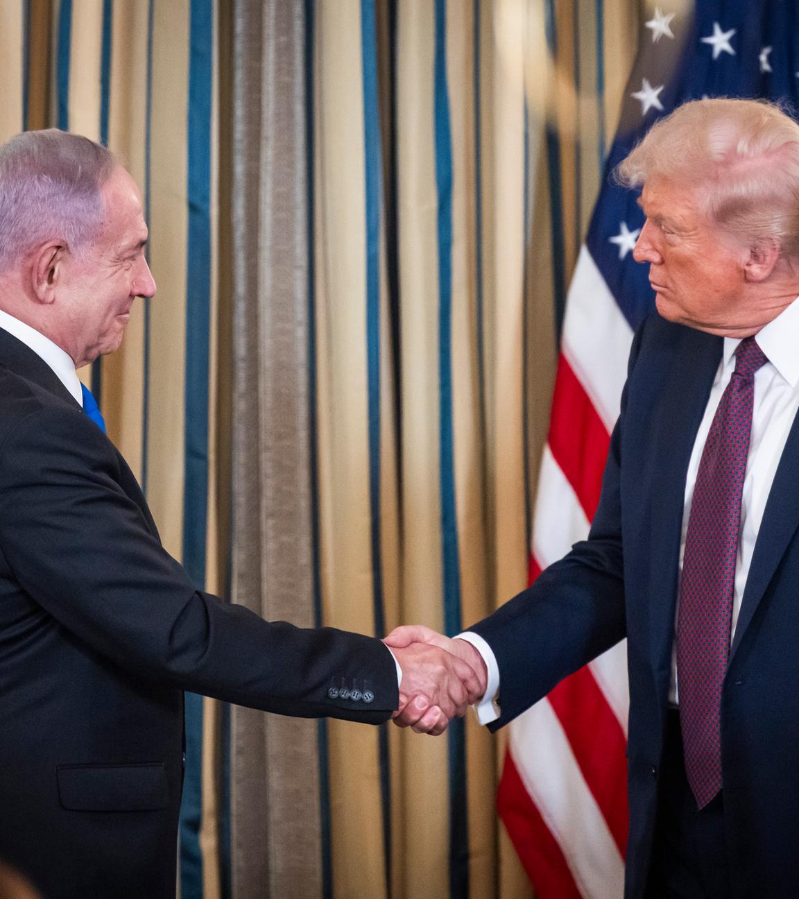 US-Präsident Donald Trump schüttelt dem israelischen Premierminister Benjamin Netanjahu die Hand, nachdem sie am 29. September 2025 auf einer Pressekonferenz im State Dining Room des Weißen Hauses in Washington, DC, USA, gesprochen haben.