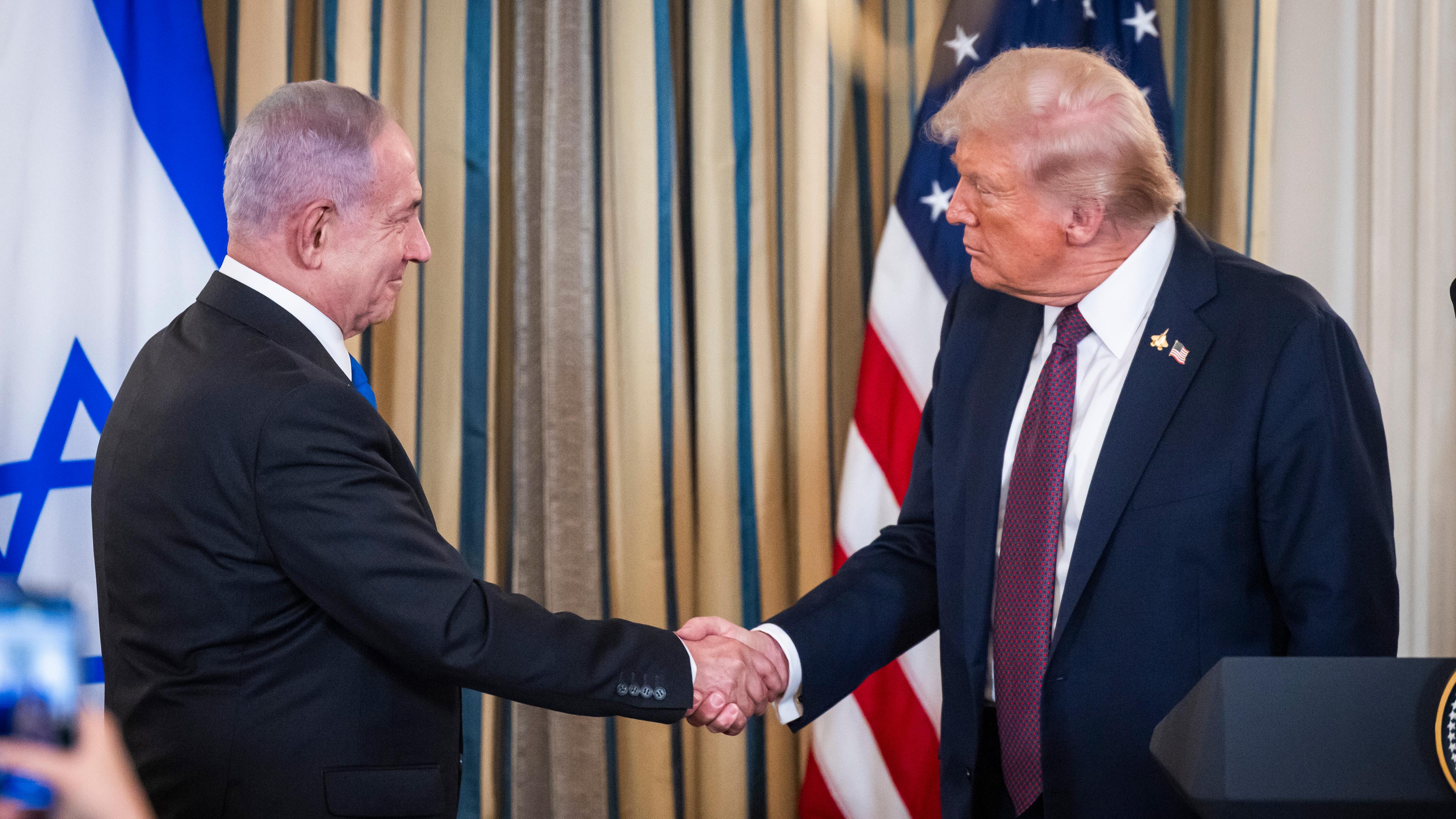 US-Präsident Donald Trump schüttelt dem israelischen Premierminister Benjamin Netanjahu die Hand, nachdem sie am 29. September 2025 auf einer Pressekonferenz im State Dining Room des Weißen Hauses in Washington, DC, USA, gesprochen haben.