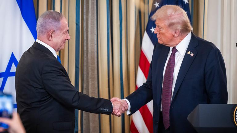 US-Präsident Donald Trump schüttelt dem israelischen Premierminister Benjamin Netanjahu die Hand, nachdem sie am 29. September 2025 auf einer Pressekonferenz im State Dining Room des Weißen Hauses in Washington, DC, USA, gesprochen haben.