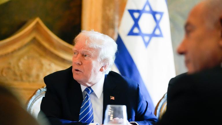 Ex-US-Präsident Trump trifft Israels Regierungschef Netanjahu in seinem Anwesen in Florida.