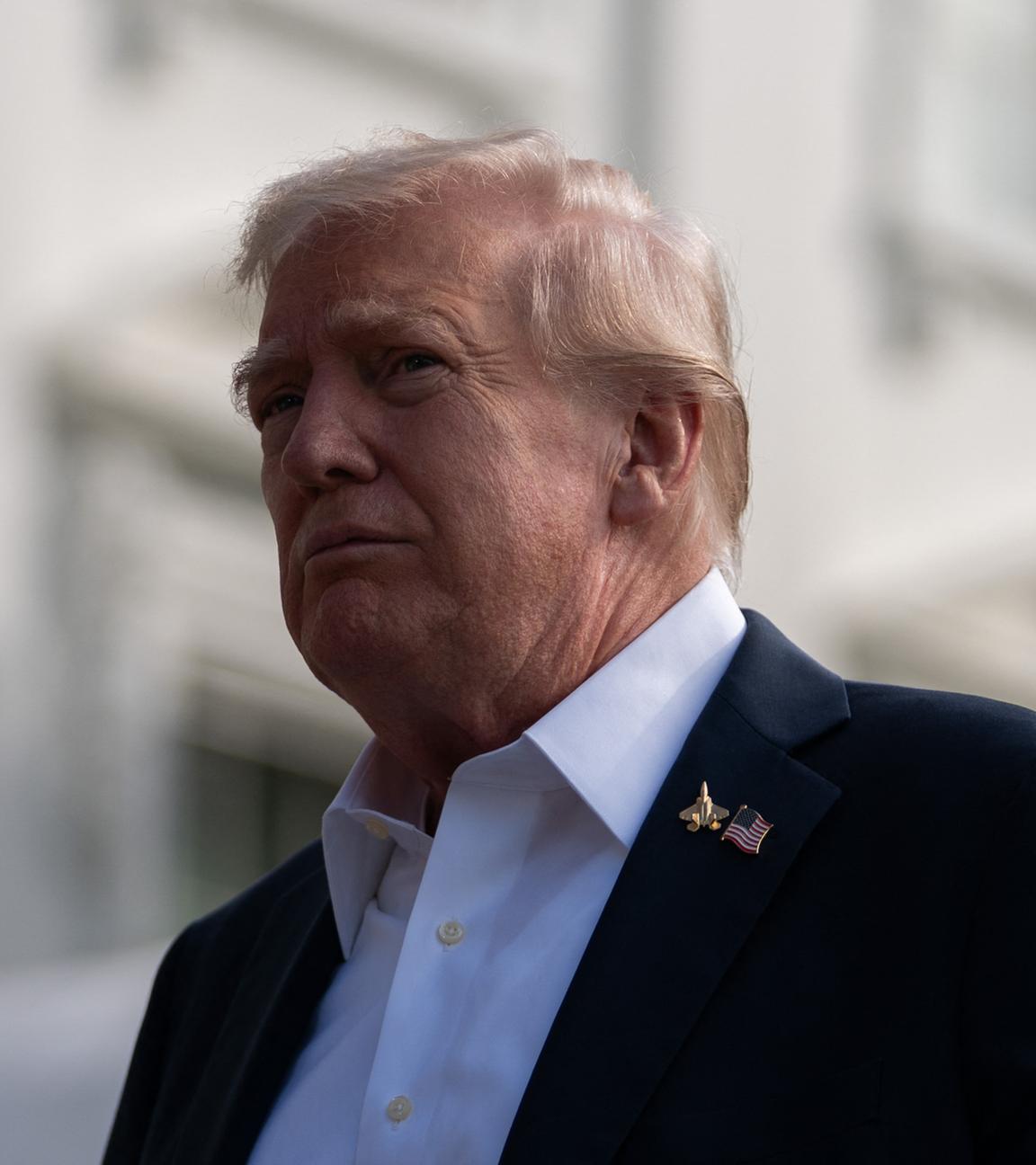 US-Präsident Donald Trump spricht mit Pressevertretern, bevor er am 26. September 2025 an Bord von Marine One geht, als er vom Südrasen des Weißen Hauses in Washington, DC, abfliegt.