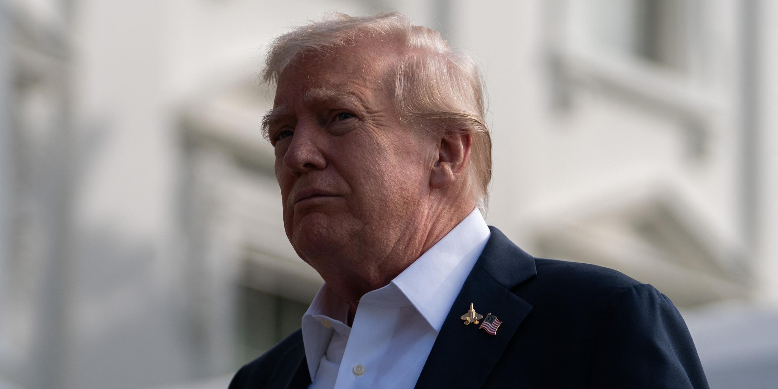 US-Präsident Donald Trump spricht mit Pressevertretern, bevor er am 26. September 2025 an Bord von Marine One geht, als er vom Südrasen des Weißen Hauses in Washington, DC, abfliegt.