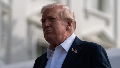 US-Präsident Donald Trump spricht mit Pressevertretern, bevor er am 26. September 2025 an Bord von Marine One geht, als er vom Südrasen des Weißen Hauses in Washington, DC, abfliegt.