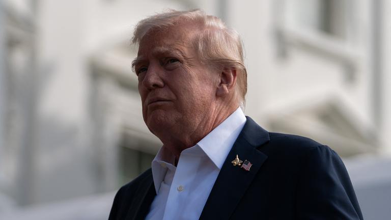 US-Präsident Donald Trump spricht mit Pressevertretern, bevor er am 26. September 2025 an Bord von Marine One geht, als er vom Südrasen des Weißen Hauses in Washington, DC, abfliegt.