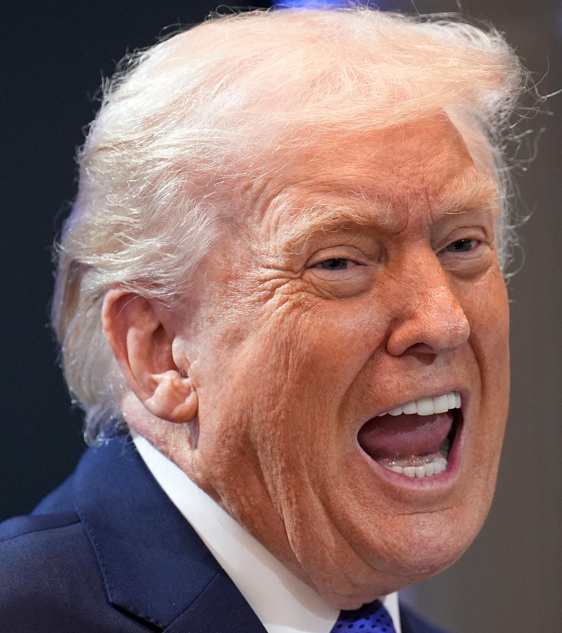 US-Präsident Donald J. Trump bei einer Pressekonferenz im Weißen Haus in Washington mit aufgerissenem Mund.