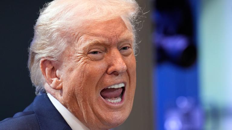 US-Präsident Donald J. Trump bei einer Pressekonferenz im Weißen Haus in Washington mit aufgerissenem Mund.