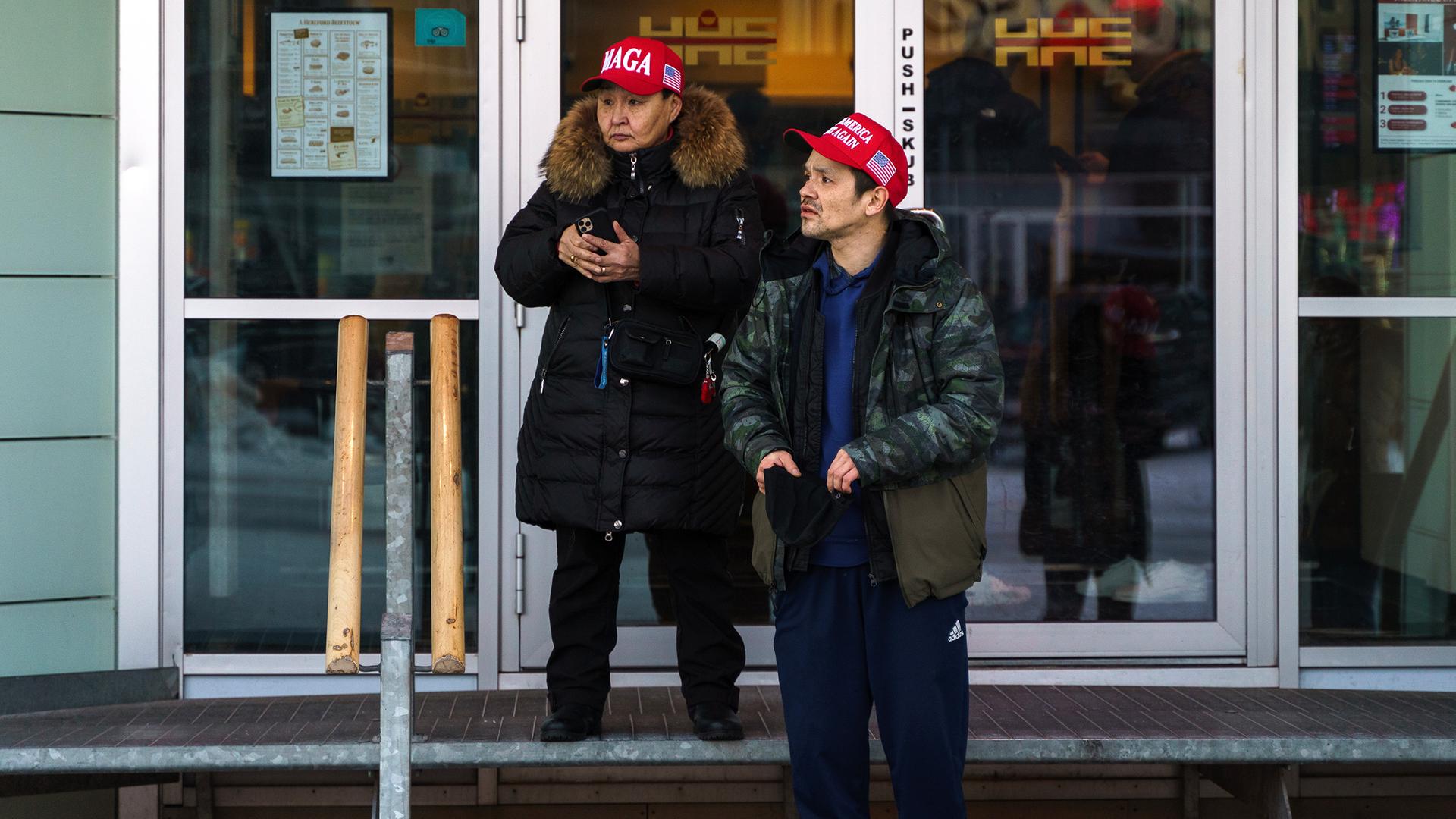 Grönländer mit MAGA-Hüten