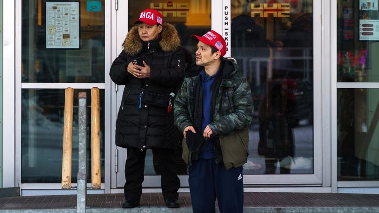 Grönländer mit MAGA-Hüten