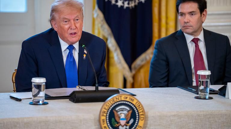 Trump und Marco Rubio sitzen am Rednerpult