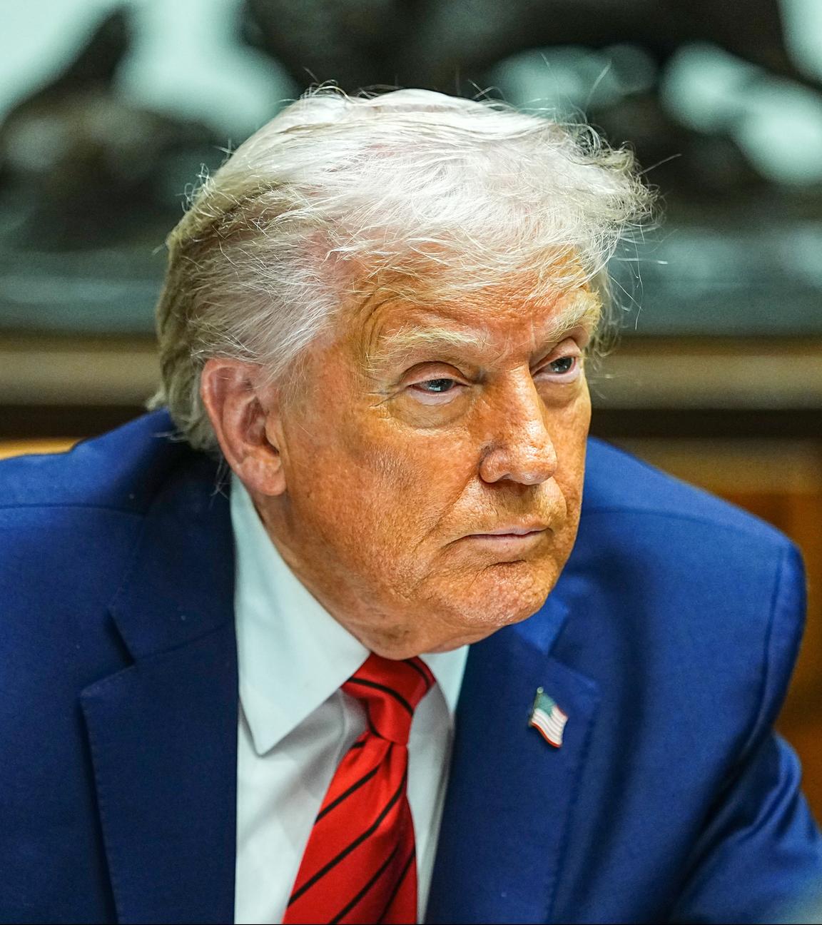 Trump mit ernstem Blick