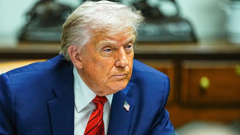 Trump mit ernstem Blick