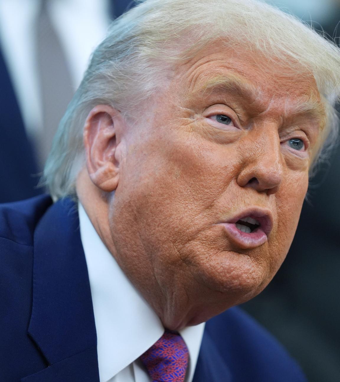 Washington: US-Präsident Donald Trump (l) spricht im Oval Office im Weißen Haus. 