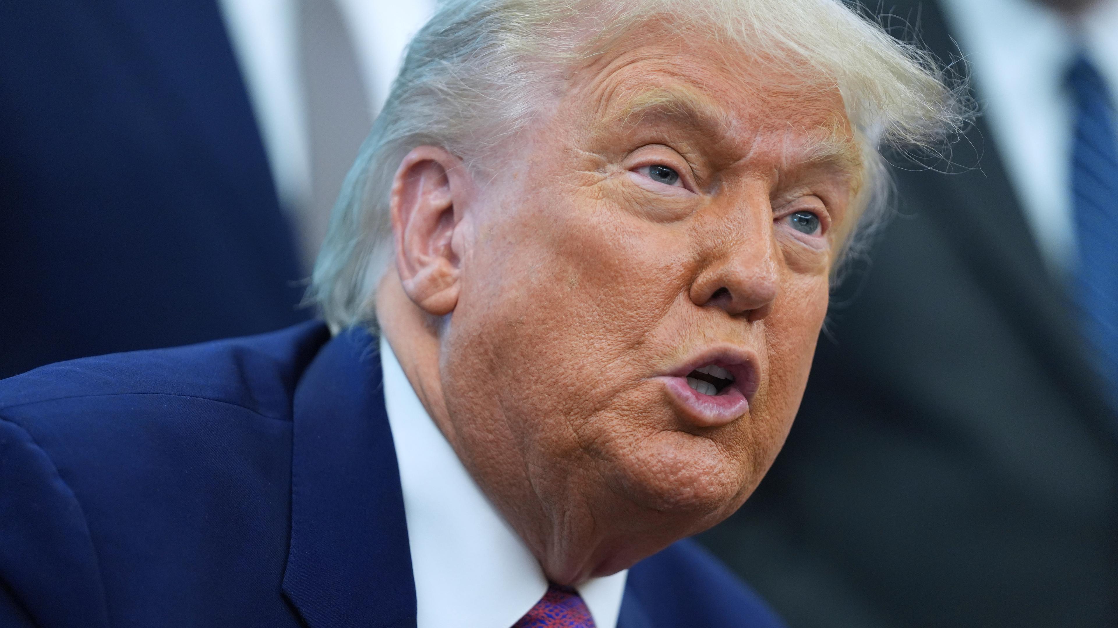 Washington: US-Präsident Donald Trump (l) spricht im Oval Office im Weißen Haus. 