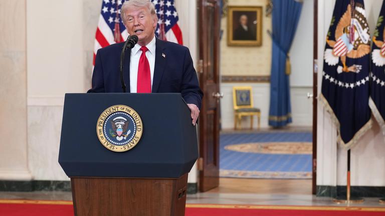 Präsident Donald Trump spricht am Mittwoch, den 1. April 2026, in Washington aus der Cross Hall des Weißen Hauses über den Iran-Krieg