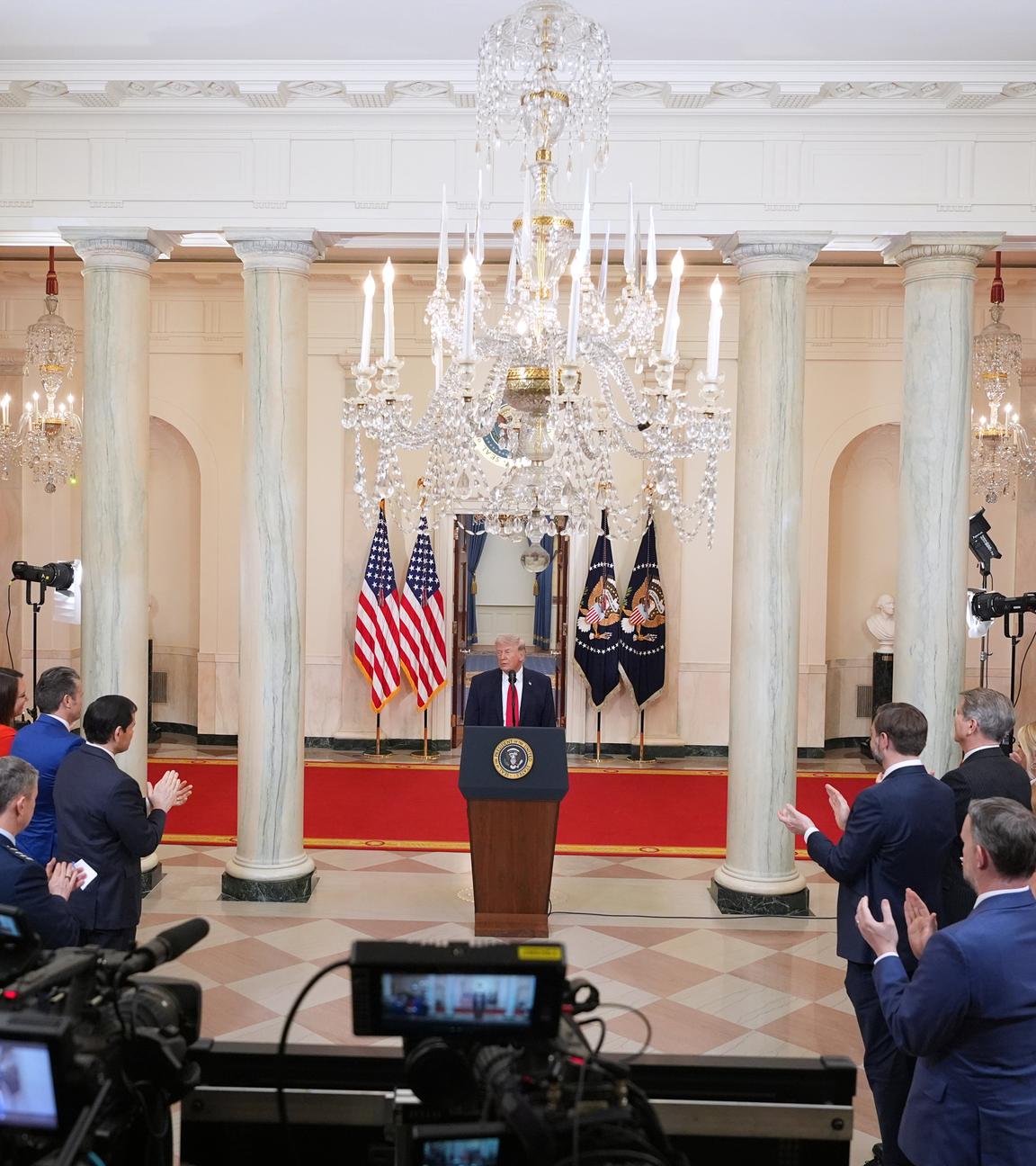 Präsident Donald Trump spricht am Mittwoch, den 1. April 2026, in Washington aus der Cross Hall des Weißen Hauses über den Iran-Krieg