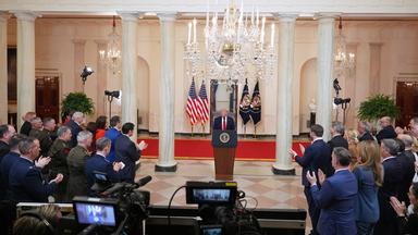 Präsident Donald Trump spricht am Mittwoch, den 1. April 2026, in Washington aus der Cross Hall des Weißen Hauses über den Iran-Krieg