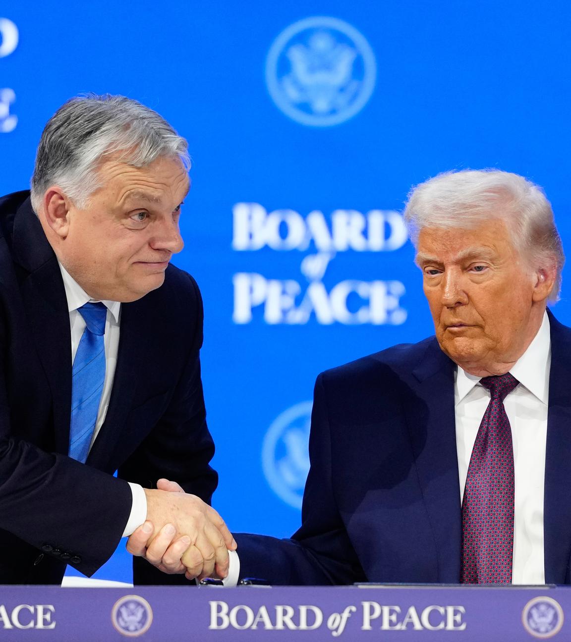 US-Präsident Donald Trump schüttelt dem ungarischen Premierminister Viktor Orban die Hand.