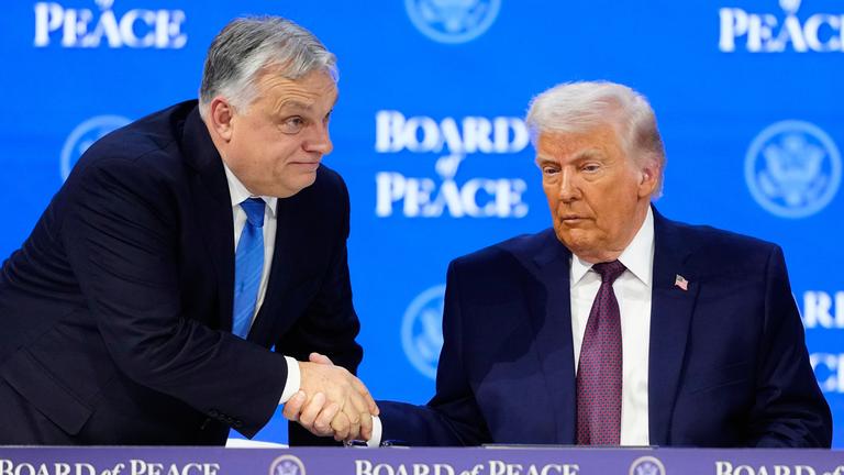 US-Präsident Donald Trump schüttelt dem ungarischen Premierminister Viktor Orban die Hand.
