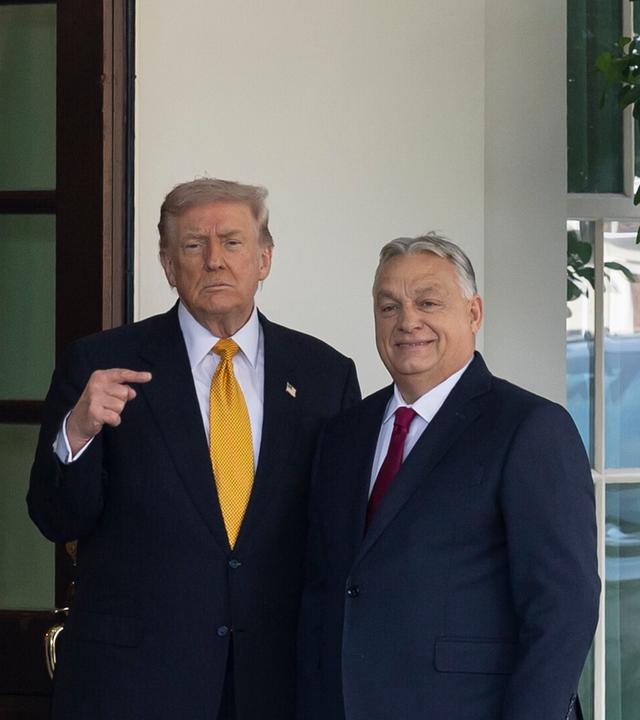 Präsident Donald Trump (li.) empfängt Ungarns Ministerpräsidenten Viktor Orban (re.) im Weißen Haus in Washington. Trump zeigt auf Orban.