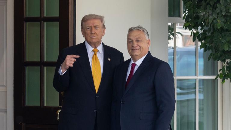 Präsident Donald Trump (li.) empfängt Ungarns Ministerpräsidenten Viktor Orban (re.) im Weißen Haus in Washington. Trump zeigt auf Orban.