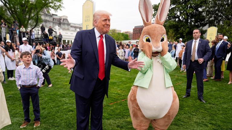 US-Präsident Donald Trump steht mit einem Osterhasen auf dem Rasen des Weißen Hauses.