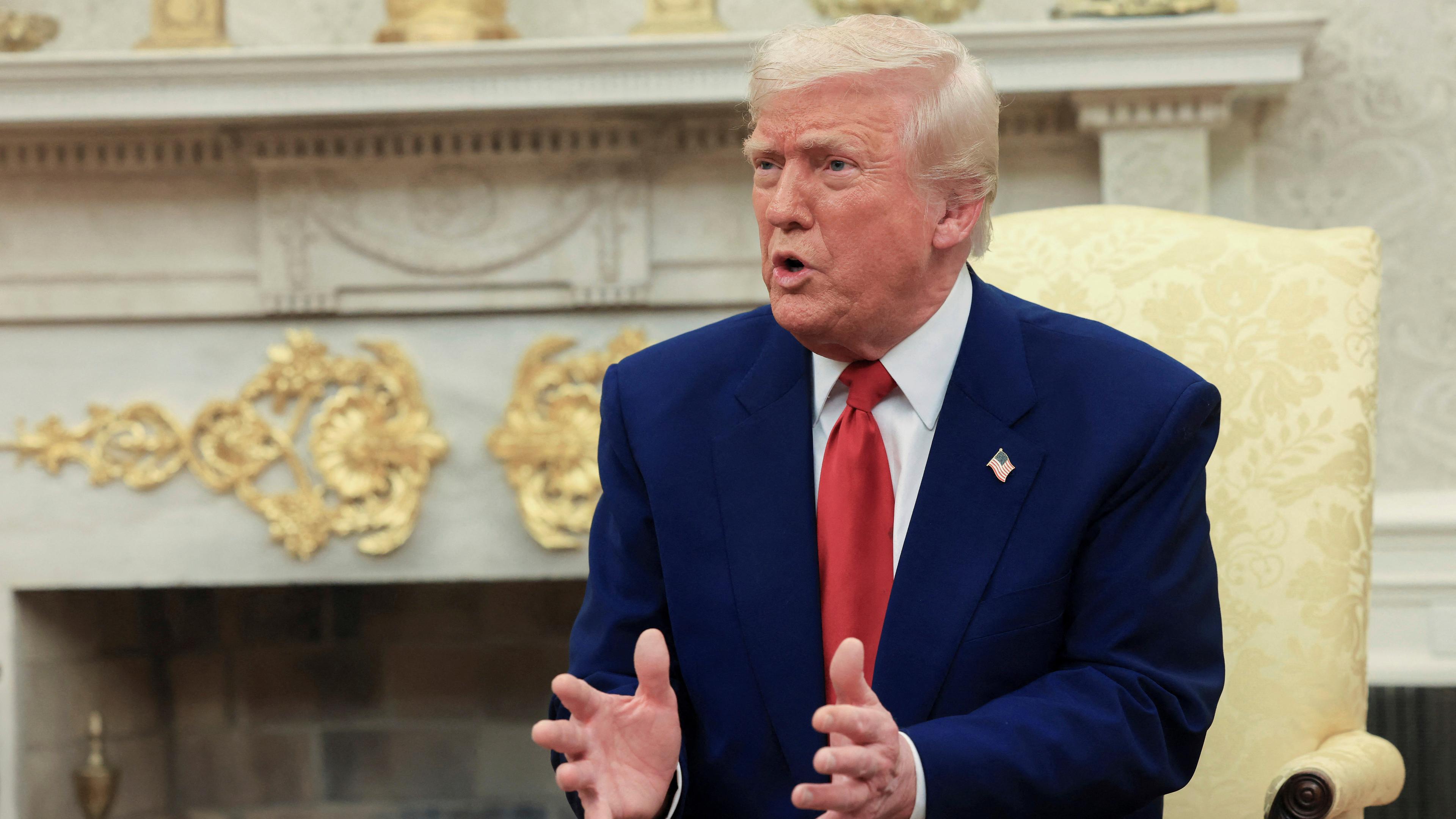 US-Präsident Donald Trump spricht im Oval Office des Weißen Hauses.