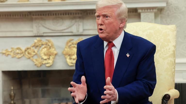 US-Präsident Donald Trump spricht im Oval Office des Weißen Hauses.