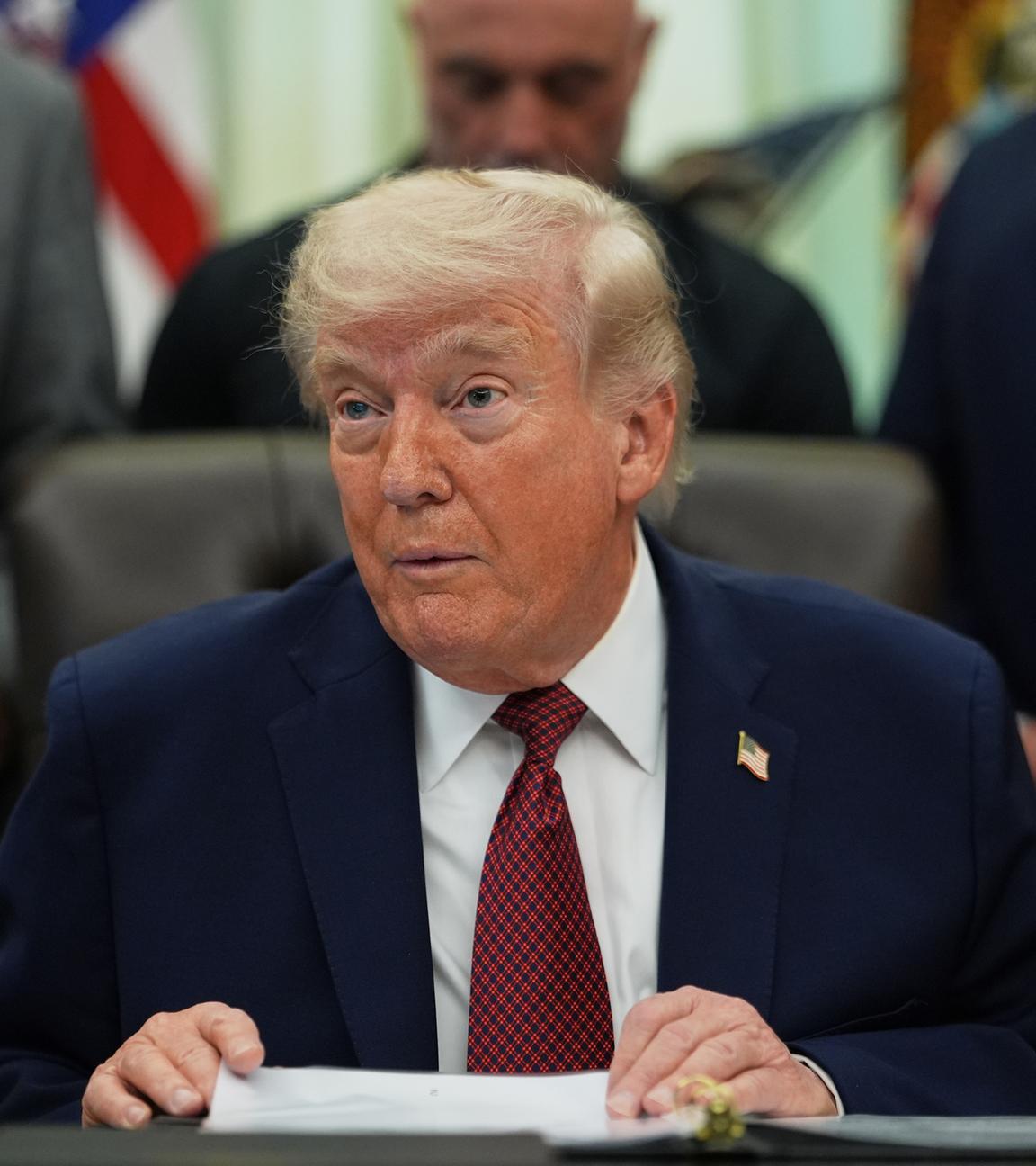 US-Präsident Donald Trump spricht im Oval Office des Weißen Hauses.