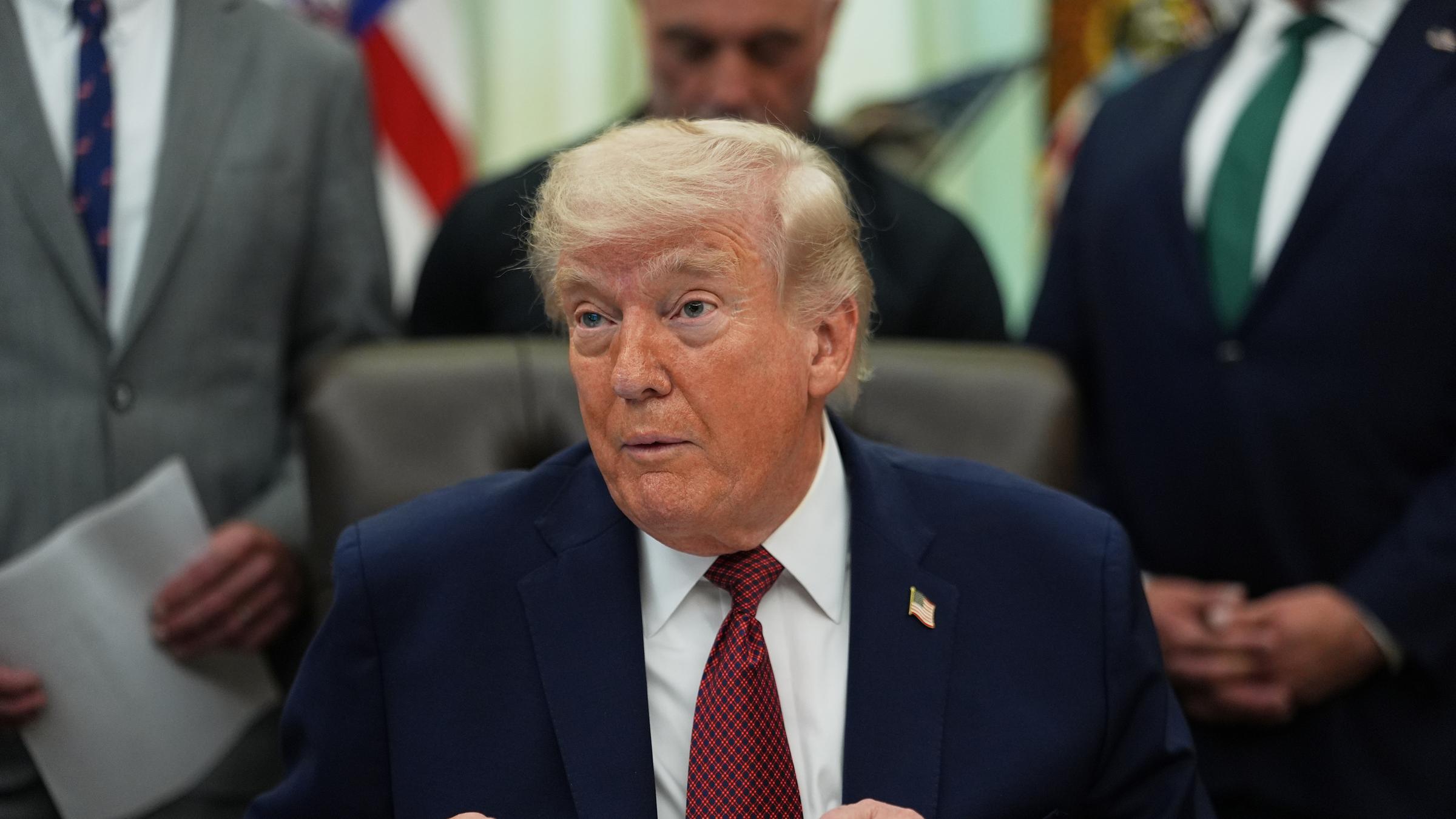 US-Präsident Donald Trump spricht im Oval Office des Weißen Hauses.