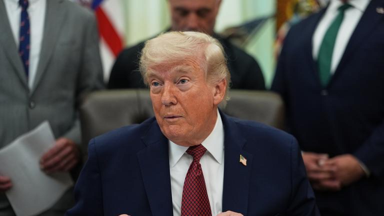 US-Präsident Donald Trump spricht im Oval Office des Weißen Hauses.