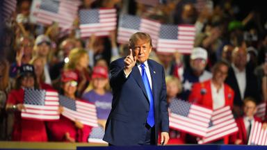 09.09.2026, USA, Dallas: US-Präsident Donald Trump gestikuliert, als er seine Rede auf dem Parteitag der Republikaner beendet.